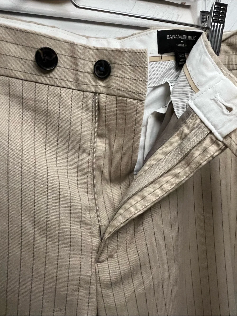 Banana Republic Men's Beige Pinstripe Trousers Pants. Size 34X32. Tailored Fit